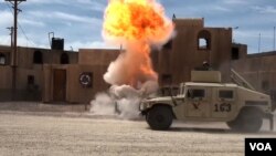 중동의 한 도시를 그대로 옮겨놓은 듯한 캘리포니아 주 ‘어윈 육군 기지 (Fort Irwin)’에서 가상 훈련을 하고 있다.