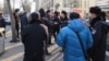许志永的律师张庆方与庭外外国记者交谈时，受到警察和便衣警察的阻挡，场面一度混乱(美国之音东方拍摄) 