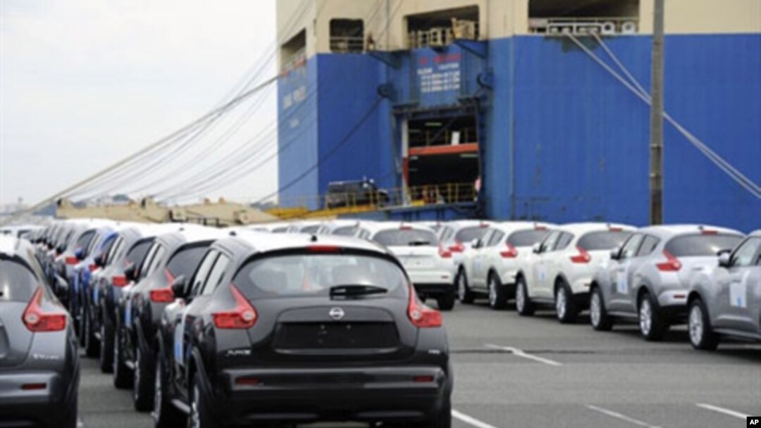 Nissan Juke, sports utility vehicles queue to be loaded onto a freighter at its Oppama factory in Yokosuka, some 40-kilometre south of Tokyo, April 22, 2011