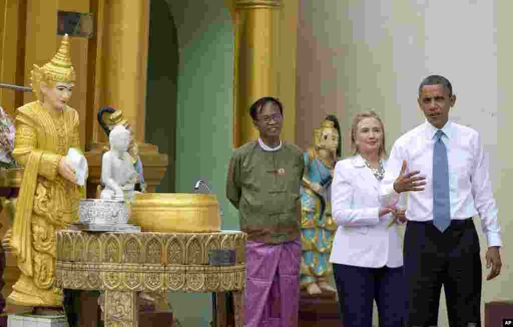 Tổng thống Mỹ Barack Obama tr&ograve; chuyện với ph&oacute;ng vi&ecirc;n khi &ocirc;ng đến tham quan ch&ugrave;a Shwedagon c&ugrave;ng Ngoại trưởng Mỹ Hillary Clinton ở Rangoon, Miến Điện, ng&agrave;y 19 th&aacute;ng 11, 2012.