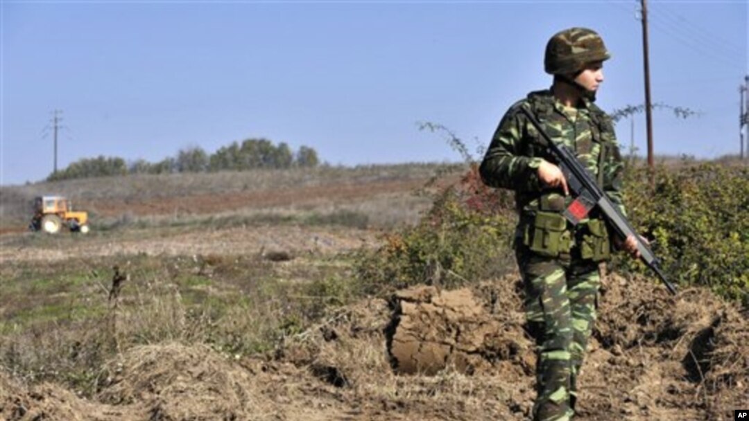A Greek soldier patrols near the northeastern Greek village of Nea Vyssa, in the Greek-Turkish borders, 5 Nov 2010 (file photo)
