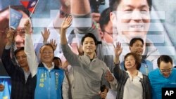在2022年11月26日举行的九合一选举中，“蒋家后代”蒋万安（中）以高票当选台北市长。