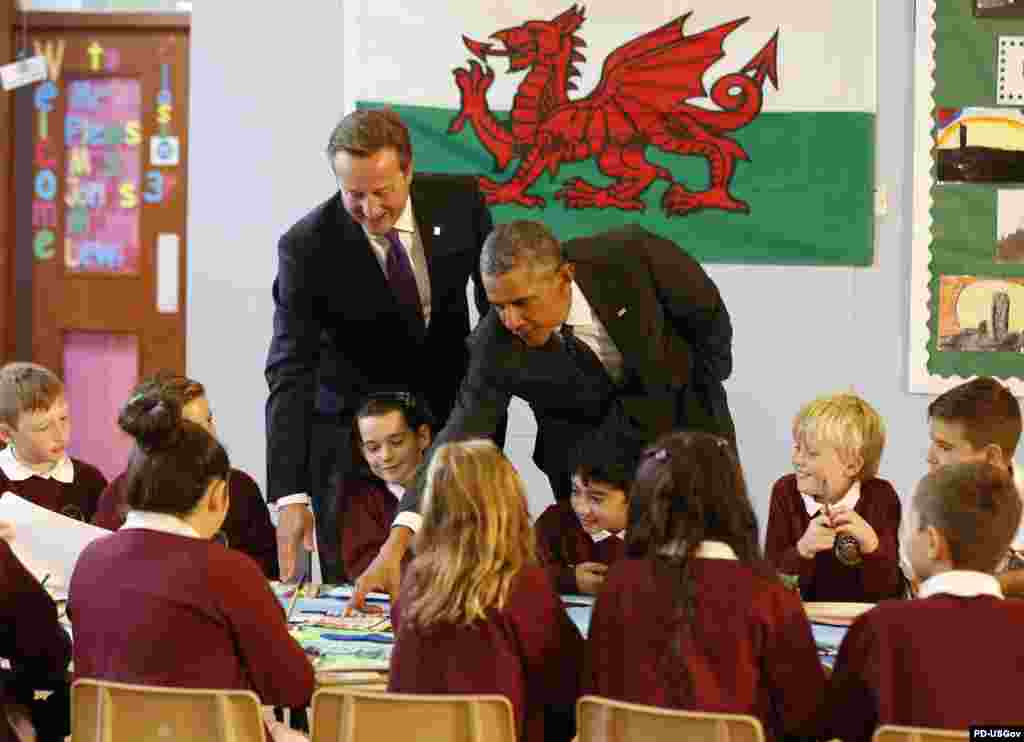 Amerika prezidenti Barak Obama, Britaniya Bosh vaziri Deyvid Kameron Uelsdagi maktabda.