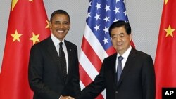 美国总统奥巴马（左）3月26日在韩国首都首尔与中国国家主席胡锦涛会晤