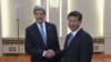 2013年4月13日美国国务卿克里在北京中南海和中国国家主席习近平握手的照片(视频截图)