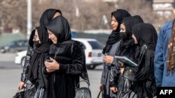 Afg'onistonning tibbiyot yo'nalishida oliy ta'lim olayotgan ayol talabalari, Kobul, 3-dekabr, 2024. 