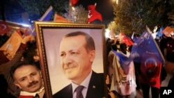 AKP partiyasi tarafdorlari Prezident Erdog'an portreti bilan. Istanbul, 1-noyabr 2015-yil
