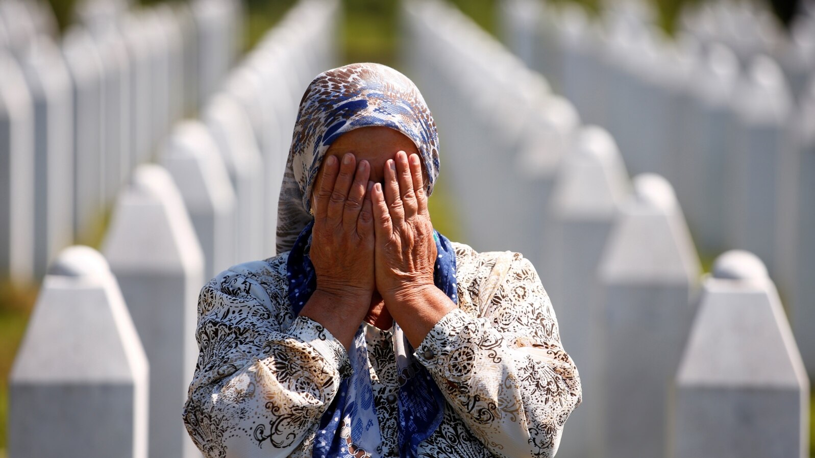 Srebrenitsa yaqinida genotsid qurbonlari qabristonida yig'layotgan ayol. Bosniya va Gersegovina, 11-iyul, 2020. 