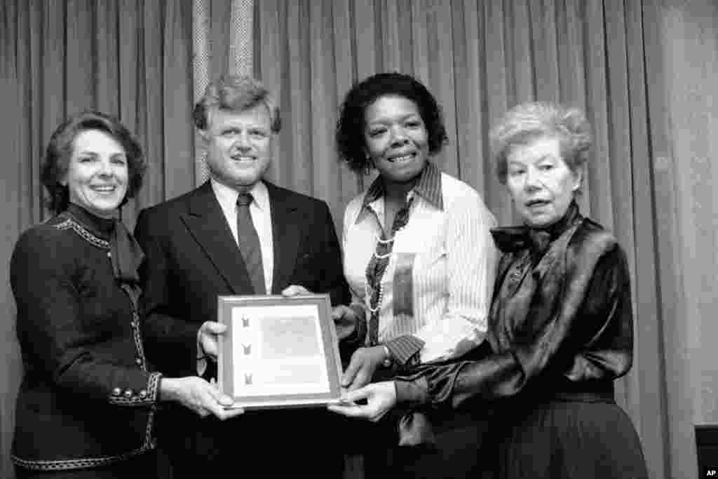 Maya Angelou (chapdan uchinchi) senator Edvard Kennedi bilan, 1983-yil.