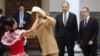 El canciller ruso, Serguei Lavrov, y su contraparte venezolano, Jorge Arreaza, observan a una pareja bailando una danza folklórica en Caracas, Venezuela, el viernes, 7 de febrero de 2020.