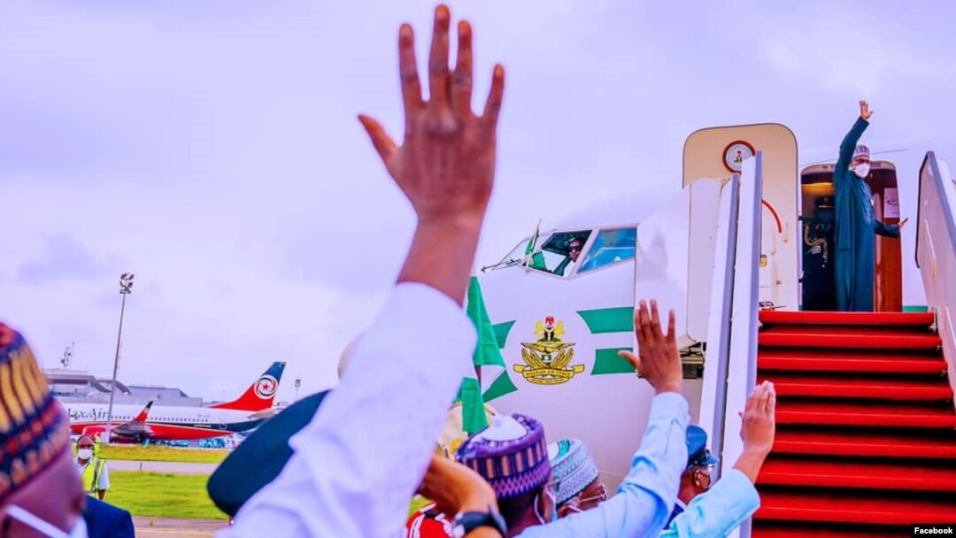 Lokacin da shugaba Buhari ya kama hanyarsa ta zuwa London (Facebook/Femi Adesina)