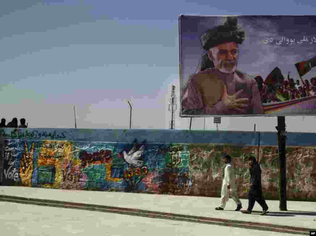 Qandahorda nomzod Ashraf G'ani Ahmadzoy surati.