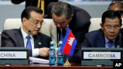 中国总理李克强在出席亚欧峰会期间与中国外长王毅交谈，李克强邻座为柬埔寨首相洪森。（2016年7月15日）