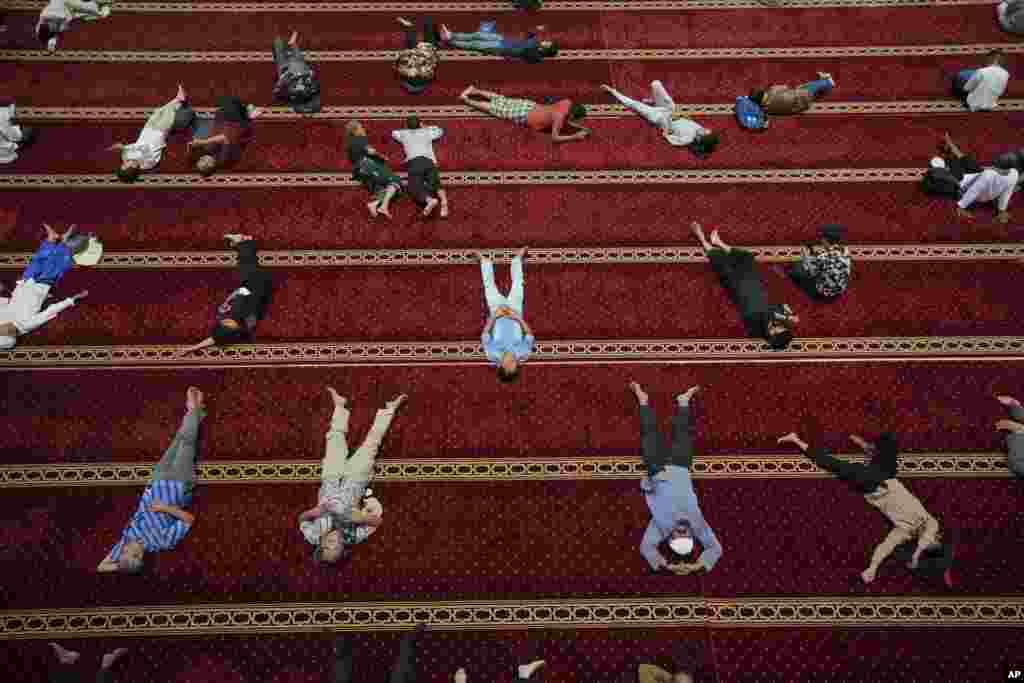 "Istiqlol" masjidida juma namozidan keyin dam olayotgan musulmonlar, Indoneziya