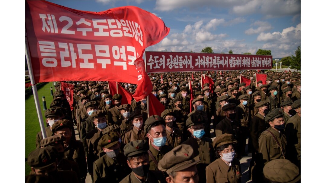 북한에서 함경도 지역 태풍 피해 복구를 위해 결성된 1만2000명의 '수도당원사단' 당원들이 8일 평양에서 궐기대회를 갖고 피해 지역으로 출발했다.