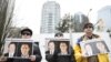 加拿大民众2019年3月6日在温哥华法院外呼吁中国释放被拘押的两名加拿大公民。（2019年3月6日）