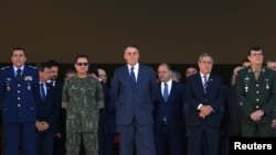 Jair Bolsonaro, antigo Presidente brasileiro, com militares, 10 Agosto 2021