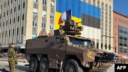 Прапори України та Естонії. Естонський солдат біля французького бронетранспортера Griffon під час параду з нагоди Дня незалежності Естонії в Таллінні, 24 лютого 2025 року. Mathieu RABECHAULT/AFP 