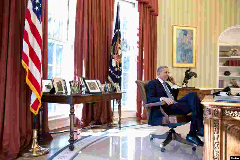 Prezident Barak Obama Alan Gross bilan telefonda gaplashayapti.