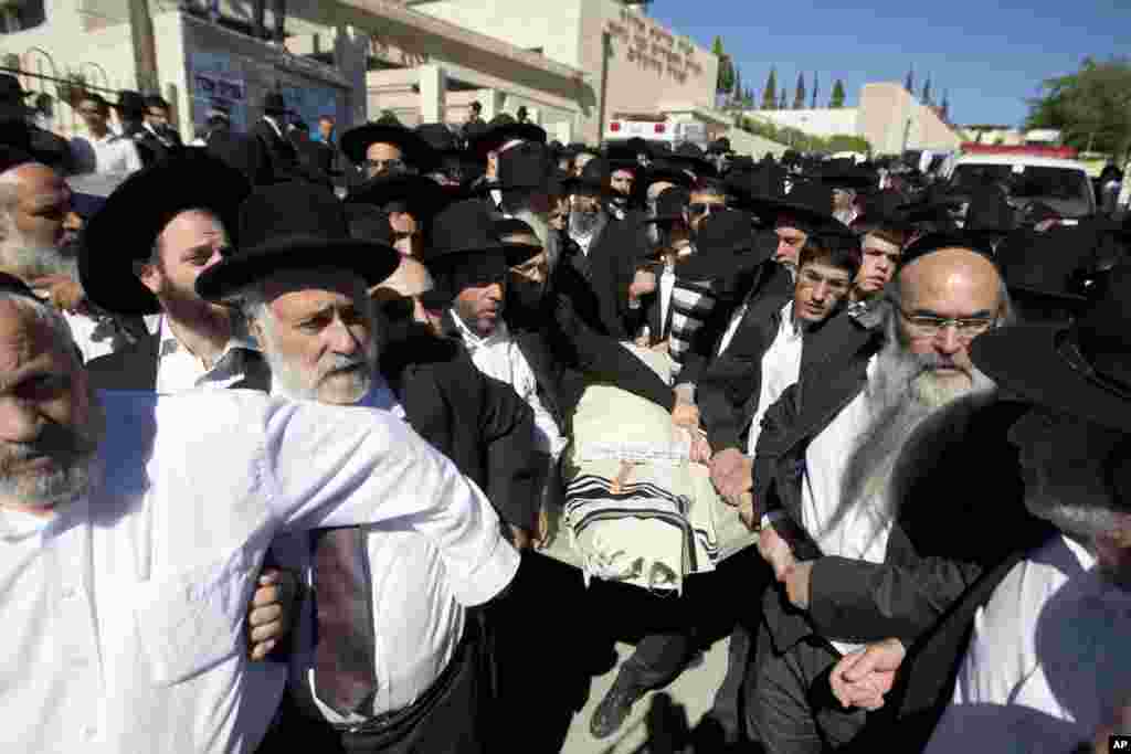 Quddusda yahudiy o'smir, 17 yoshli Shalom Baadanining dafn marosimi.