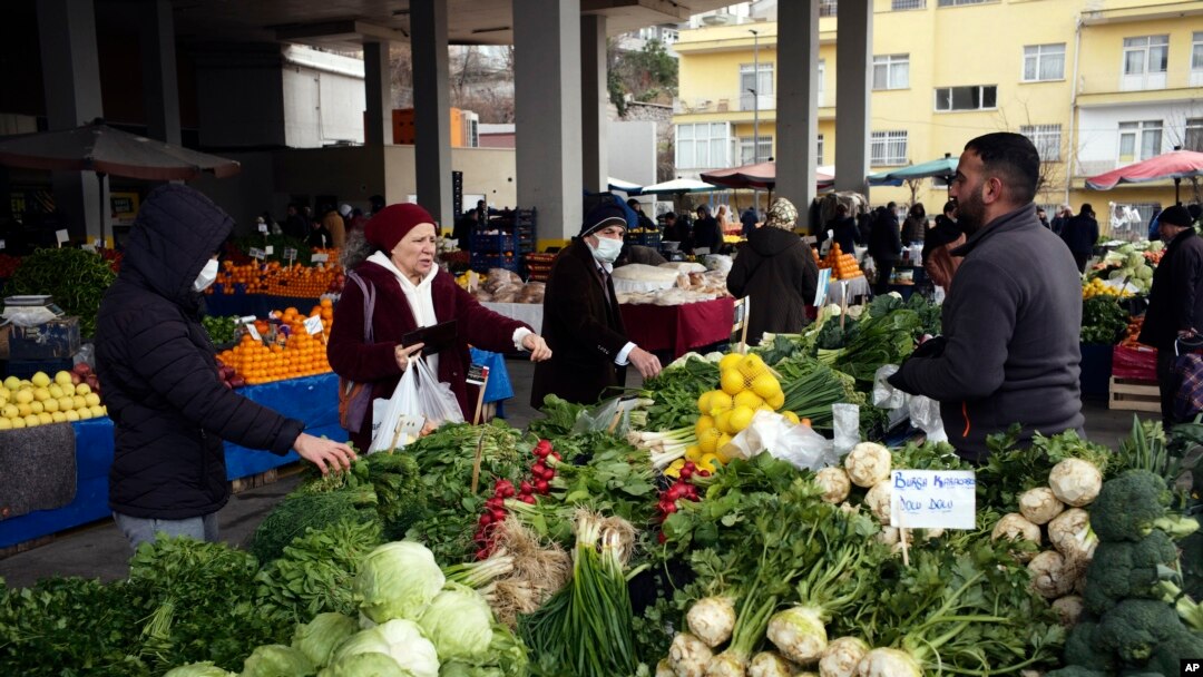 TÜİK aylık enflasyonun yüzde 3,18 yıllık enflasyonun yüzde 69,80 olduğunu duyurdu. 