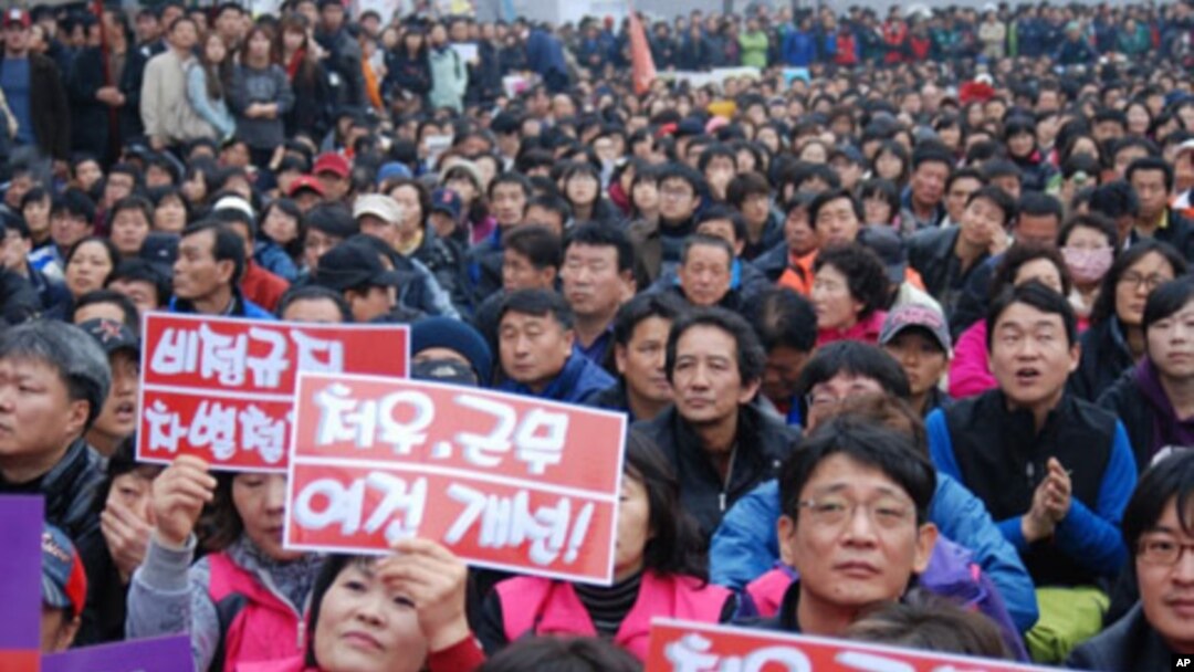 Participants of a rally protesting a US-South Korea free trade pact and G20 summit to be held this week, Seoul, 7 November 2010