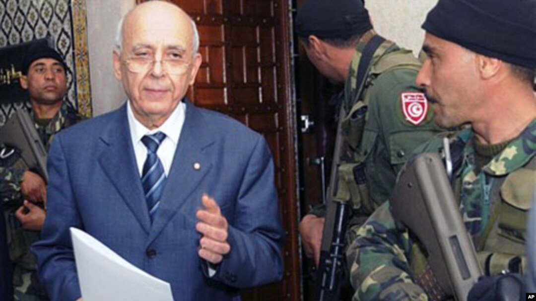 Tunisian PM Mohamed Ghannouchi arrives to announce a national unity government in Tunis, 17 Jan 2011