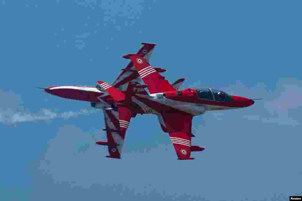 Hindiston Havo kuchlarining "Surya Kiran" aerobatika jamoasi