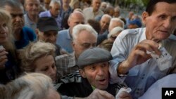 Gretsiyadan nafaqasini olish uchun navbatda turgan fuqarolar