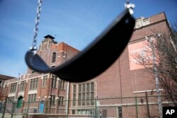 미국 로드아일랜드주 프로비던스 외곽의 놀이터에 그네가 비어있다. (자료사진)