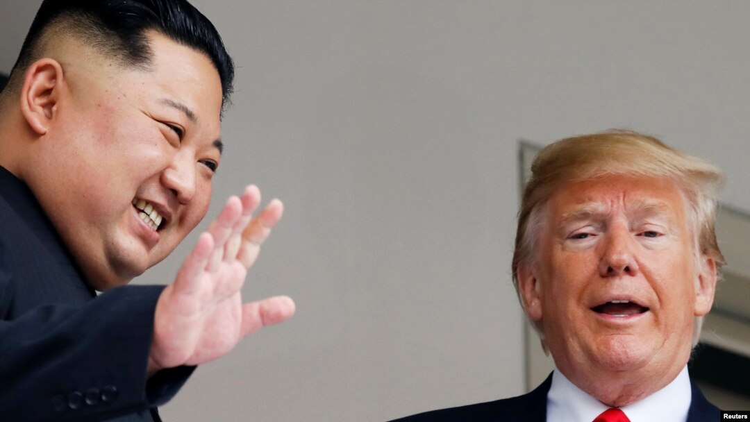도널드 트럼프 미국 대통령과 김정은 북한 국무위원장이 12일 싱가포르 카펠라 호텔에서 정상회담과 오찬을 마친 후 함께 산책하고 있다.