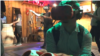 ‘투빗 서커스공원(Two Bit Circus Park)’ 방문객들이 증강현실(VR) 기술을 이용한 게임을 즐기고 있다. 