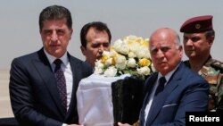 نێچیرڤان بارزانی، سەرۆکی هەرێمی کوردستان و فوئاد حسێن، وەزیری دەرەوەی عێراق لە مەڕاسیمی ڕەوانەکردنی تەرمی قوربانییەکان لە فڕۆکەخانەی نێودەوڵەتی هەولێرەوە بۆ بەغدا