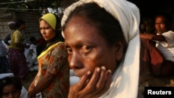 Người Rohingya tại một trại lánh nạn ở Sittwe, trong bang Rakhine, Myanmar chờ nhận thực phẩm của Chương trình Lương thực Thế giới