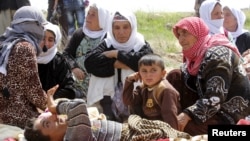 "Islomiy davlat" jangarilaridan qochib jon saqlagan yazidiy diniy guruhi vakillari, Kirkuk, Iroq, 8-aprel, 2015-yil.