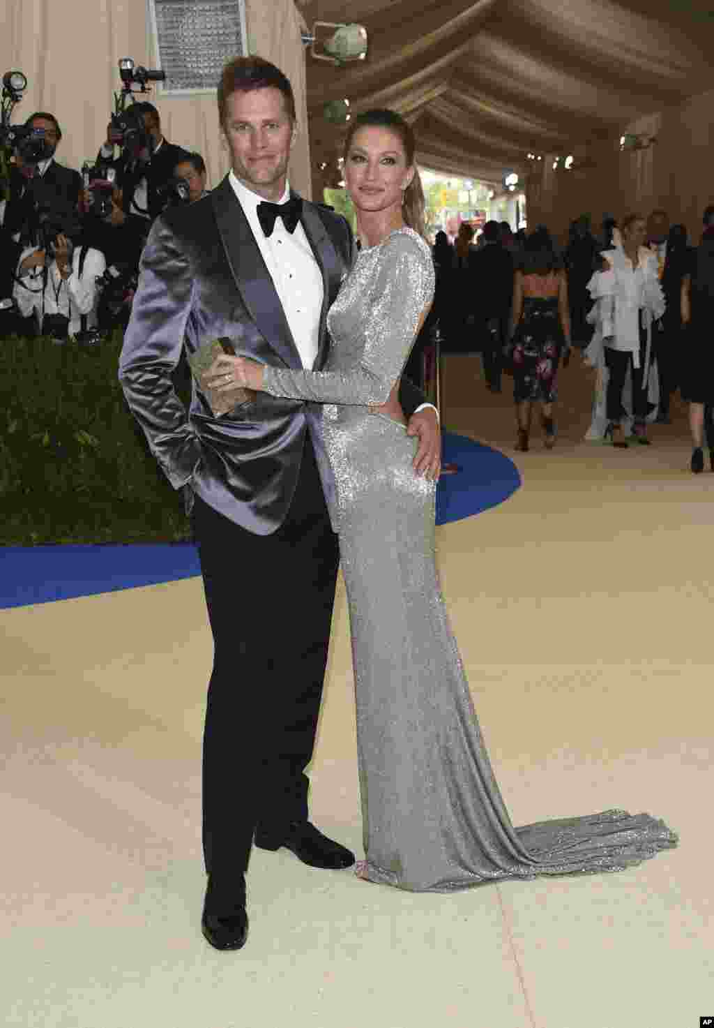 曾四次获得&ldquo;超级碗&rdquo;MVP称号的橄榄球四分卫汤姆&middot;布拉迪(Tom Brady)（左一）和巴西超模吉赛尔&middot;邦辰(Gisele Bundchen) （右一）参加在纽约大都会博物馆举办的时装馆慈善晚会，庆祝&quot;中间的艺术&quot;展览开幕。（2017年5月1日）