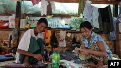 Bệnh nhân nhiễm HIV chuẩn bị thức ăn tại một trạm xá HIV / AIDS, được thành lập bởi thành viên của Liên đoàn Quốc gia vì Dân chủ (NLD) tại Yangon