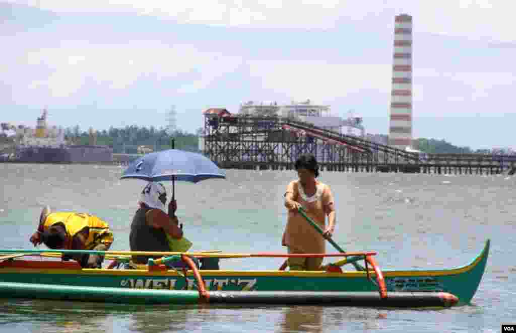 Một số ngư dân định lên đường đến bãi cạn Scarborough. (D. Schearf/VOA)