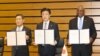 로이드 오스틴 미국 국방장관(오른쪽)이 신원식 국방장관(왼쪽부터), 기하라 미노루 방위상과 미한일 안보협력 프레임워크에 대한 협력각서에 서명한 후 기념촬영을 하고 있다. 