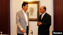 Tailand Milliy xavfsizlik kengashi bosh kotibi Paradorn Pattanatxabutr (chapda) musulmon isyonchi guruh bilan muzokaradan oldin, Kuala-Lumpur, Malayziya, 28-mart, 2013-yil