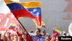 Venesuela Prezidenti Nikolas Maduro Karakasdagi namoyish paytida