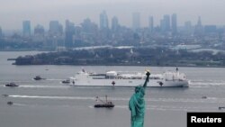 美国海军"安慰号"医院船驶入纽约港。(2020年3月30日)