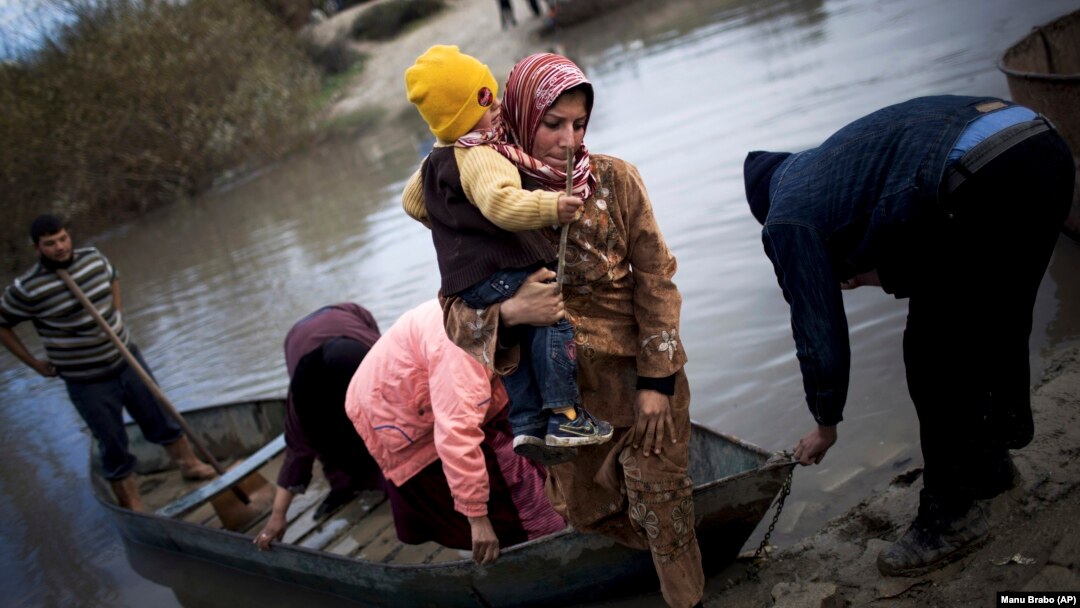 Asi Nehri'nden sınırı derme çatma sandallarla geçerek Hacıpaşa köyünden Türkiye'ye giriş yapan Suriyeli sığınmacı ailesi (2012)