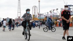 Жінка на велосипеді у Нью-Йорку