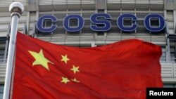 资料照：中国国旗在中远集团北京总部前飘扬。