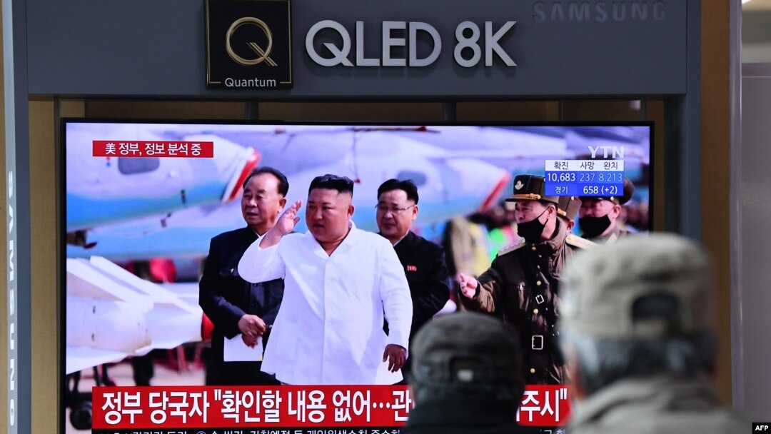 21일 한국 서울역에 설치된 TV에서 북한 김정은 국무위원장 건강이상설 관련 보도가 나오고 있다.