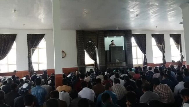 Iranian Kurds Pray with Imam Who Supports Their Strike