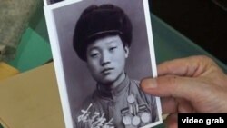 中国志愿军老兵张奎元展示赴朝鲜参战时照片