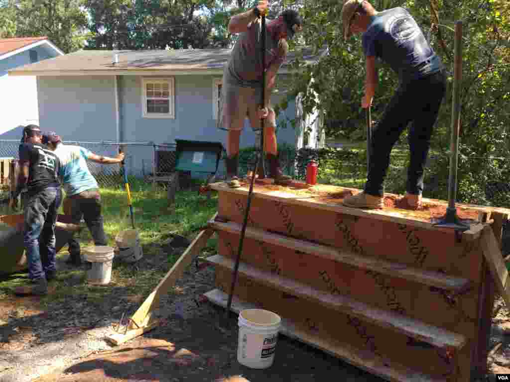 American College of the Building Arts students work on a children's playhouse using all-natural materials, Charleston, S.C., Sept. 17, 2019. (J. Taboh/VOA News)