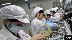 Công nhân Trung Quốc lắp ráp các bộ phận điện tử cho xí nghiệp của Foxconn ở Thâm Quyến, Trung Quốc 